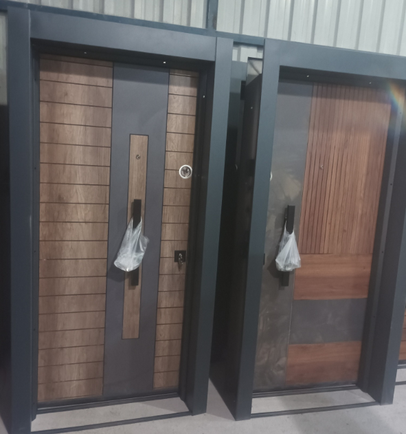 Son derece sağlam iki tane çelik kapı. ağır ve kalın sac'dan imal edilmiş spot çelik kapı 1 spot celik kapi